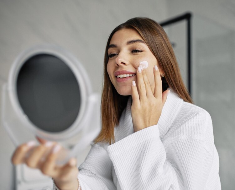 Hidratarse correctamente y mantener hábitos saludables son fundamentales para un rostro radiante y saludable