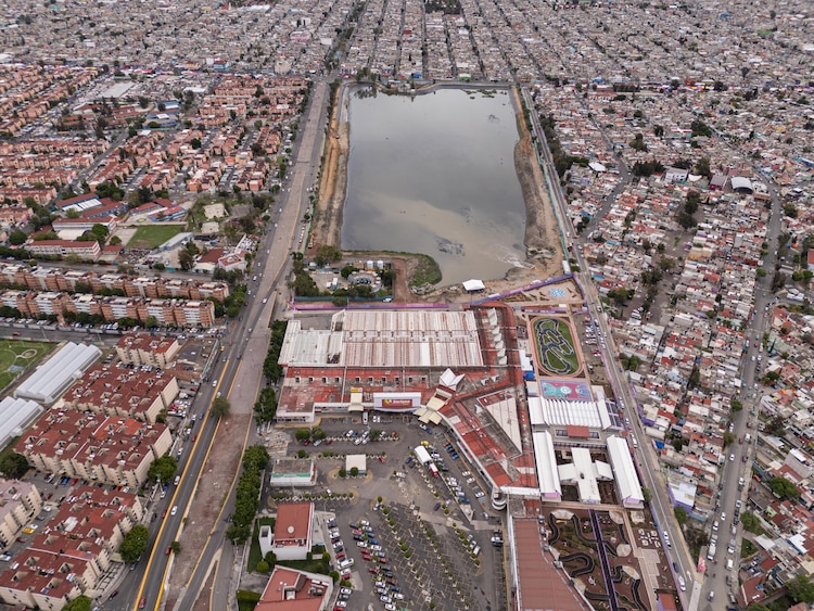Vista aérea del vaso regulador "El Salado", en Iztapalapa.