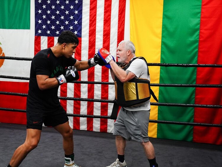 Jaime Munguía entrena con el legendario Freddie Roach