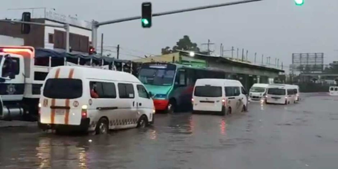 Inundaciones y vehículos detenidos por fuerte lluvia en Ecatepec