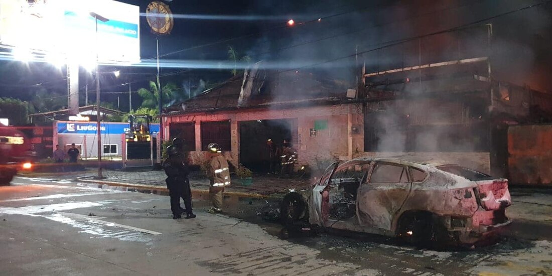 Bomberos controlaron el fuego en un auto en el puerto de Acapulco, ayer.