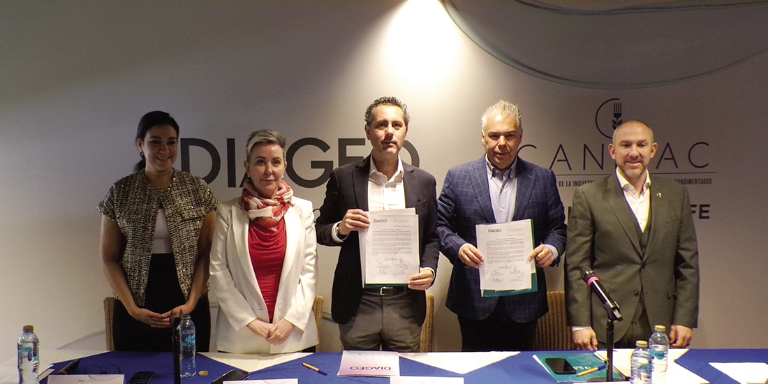 Directivos de la Canirac y de Diageo, ayer durante la firma de colaboración.