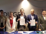Directivos de la Canirac y de Diageo, ayer durante la firma de colaboración.