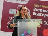 La ceremonia de asignación de tarjetas bancarias para estudiantes fue encabezada por la alcaldesa Azucena Cisneros Coss.