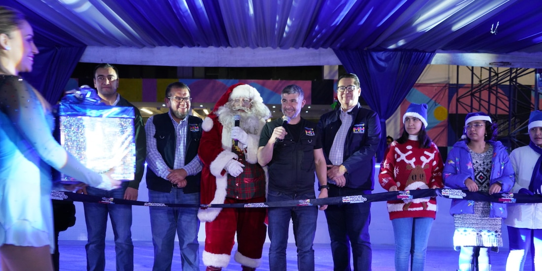 Al centro, el alcalde Mauricio Tabe en la inauguración de la pista de hielo.