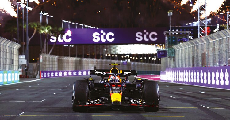 Checo Pérez se impone en Arabia y gana su quinta carrera en F1