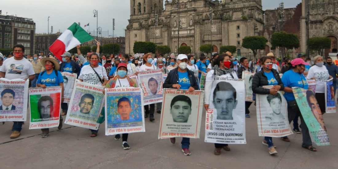 Padres de los normalistas en el Zócalo