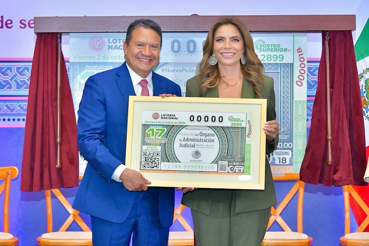 La directora de Lotería Nacional, Olivia Salomón Vibaldo, y el presidente del OAJ, Néstor Vargas Solano.