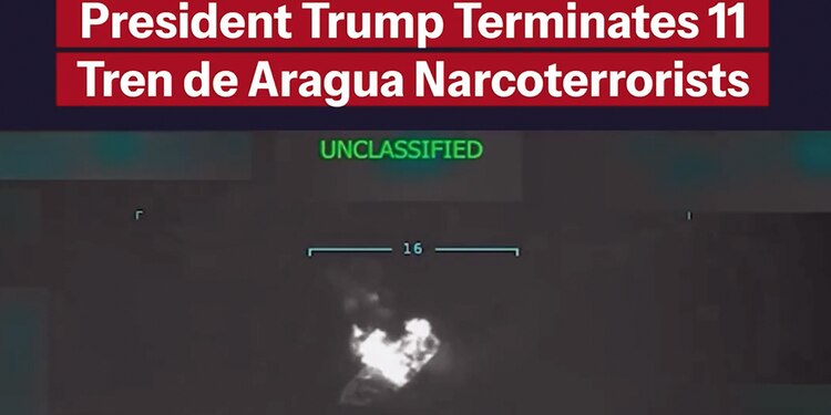 Imagen difundida del ataque del pasado martes a una embarcación venezolana por parte de EU.