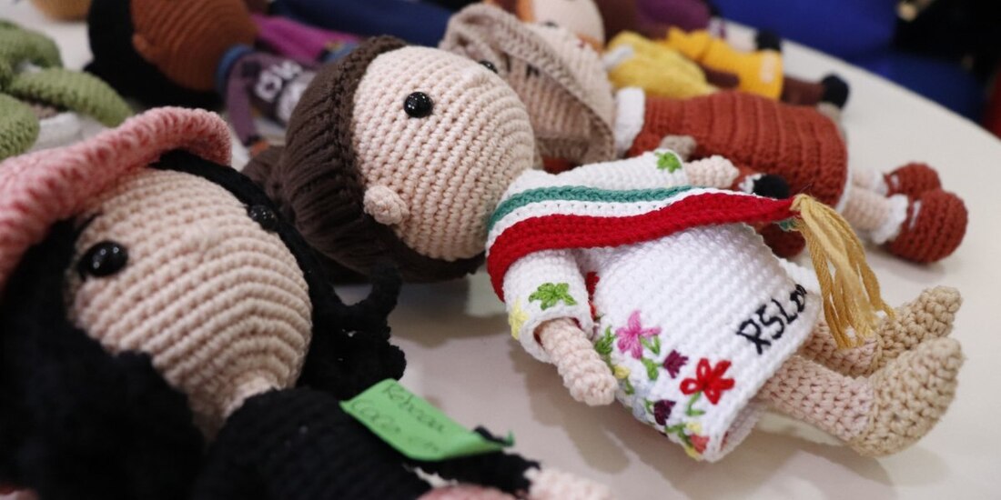 ‘Mujeres Icónicas’, la colección de muñecas tejidas por mujeres presas en Edomex.