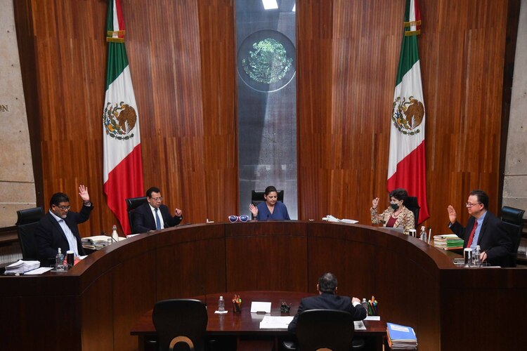 Mónica Aralí Soto, magistrada presidenta del TEPJF, y los magistrados: Reyes Rodríguez Mondragón; Felipe Alfredo Fuentes; Janine M. Otálora, y Felipe de la Mata, durante la sesión pública del Tribunal Electoral del Poder Judicial de la Federación de este miércoles.