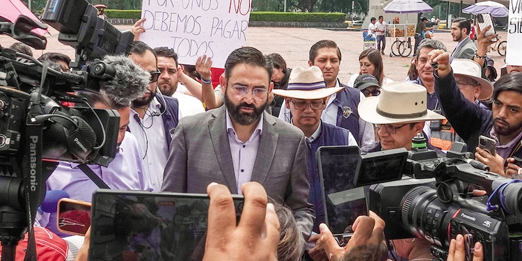 El REPRESENTANTE de Rectoría, Jorge Ibarra, ayer, en entrevista con medios.
