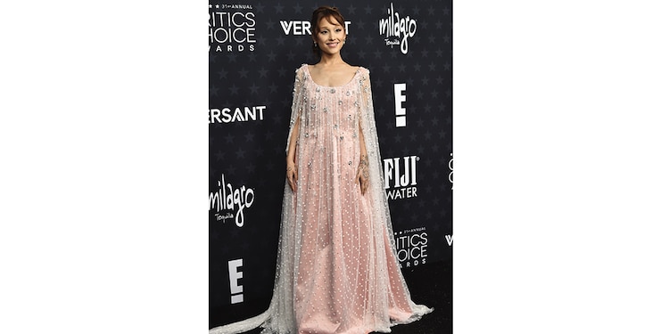 Ariana Grande cautivó con un vestido con diamantes de Alberta Ferretti.