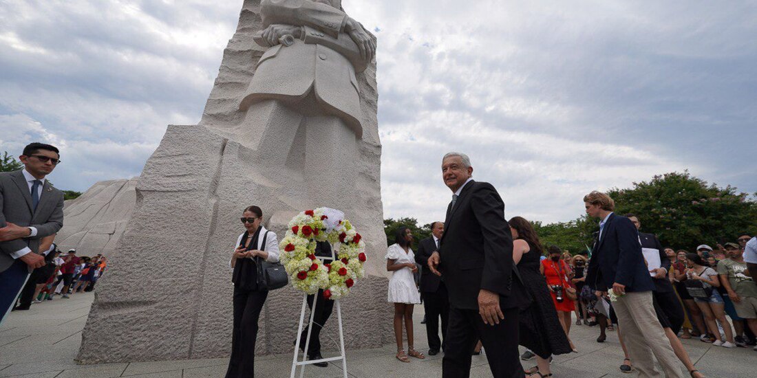 Andrés Manuel López Obrador, Presidente de México, durante su visita a los memoriales de Martin Luther King y Franklin D. Roosevelt, en Washington, Estados Unidos.