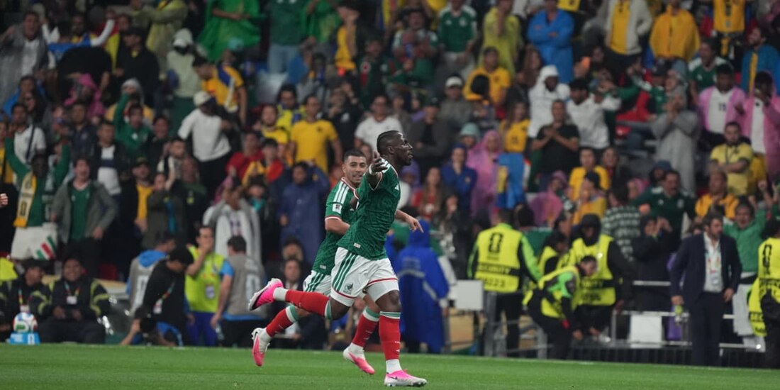 Julián Quinones en el partido de México vs Ecuador