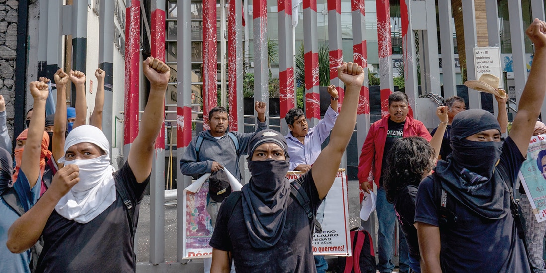 FAMILIAS de los estudiantes normalistas exigen la apertura del expediente militar