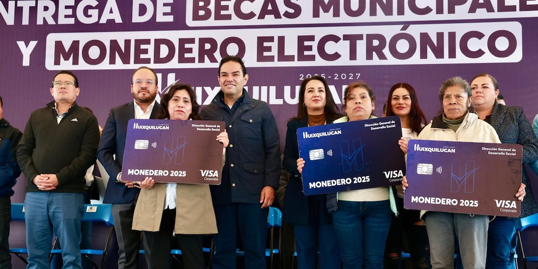 Romina Contreras y Enrique Vargas durante la entrega de becas y monederos electrónicos en la explanada municipal.