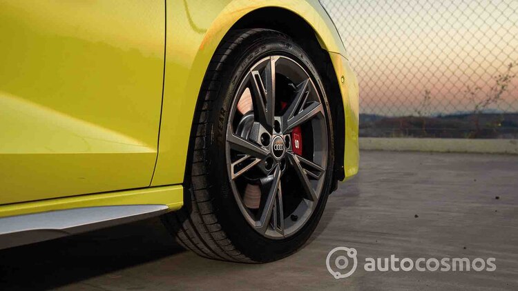 Rines de diseño único, de cinco brazos, de 18”.