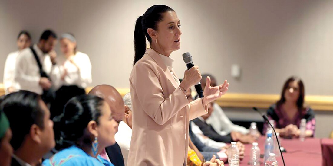 La mandataria capitalina, durante su encuentro con presidentes municipales y gobernadores indígenas, ayer.