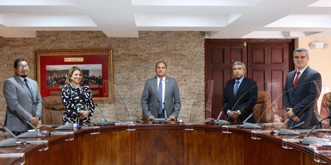 El mandatario compartió en redes sociales fotografías de los nuevos magistrados quienes ayer.