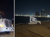 Tráiler se queda atascado en playa de Mazatlán, Sinaloa.