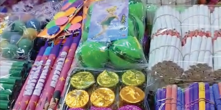 EN LA MERCED Cristian tiene distinta pirotecnia en su local, en el cual vende sin temor a los operativos.