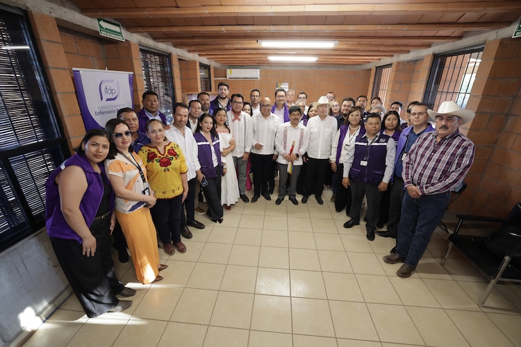 Autoridades judiciales y gobernadores tradicionales yaquis durante la inauguración de la nueva oficina de asesoría intercultural en Guaymas.