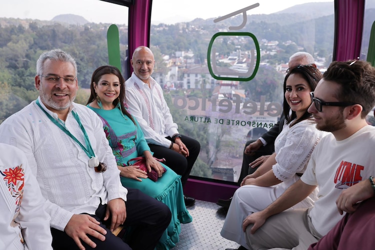 Gobernador Alfredo Ramírez Bedolla viaja en una cabina del recién inaugurado teleférico de Uruapan.