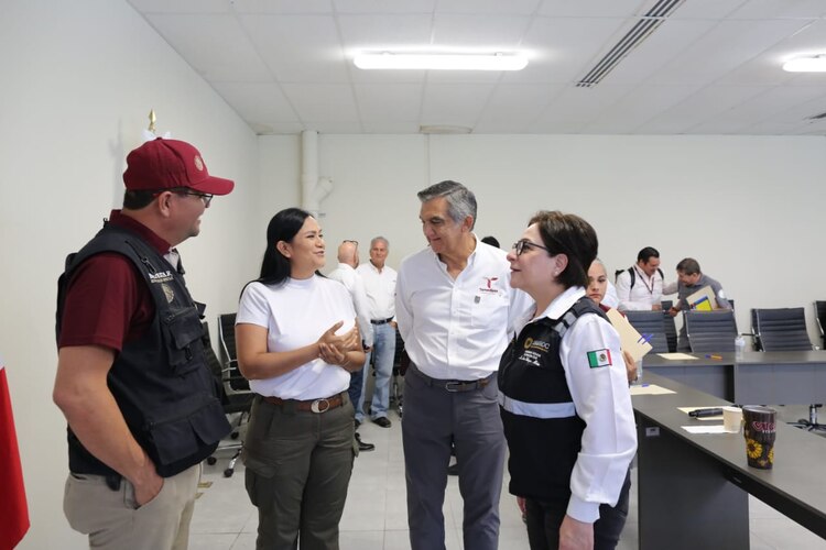 Laura Velázquez, coordinadora Nacional de Protección Civil, y el gobernador Américo Villarreal.