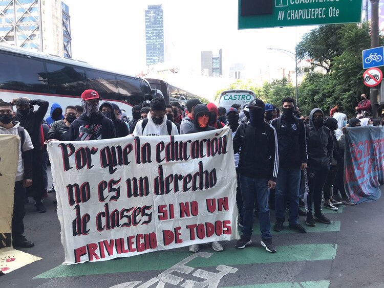 Protestan padres de los 43 en FGR