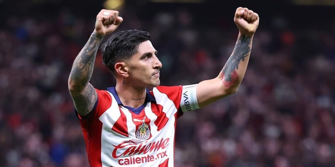 El Pocho Guzmán celebra en un partido de las Chivas en la Liga MX