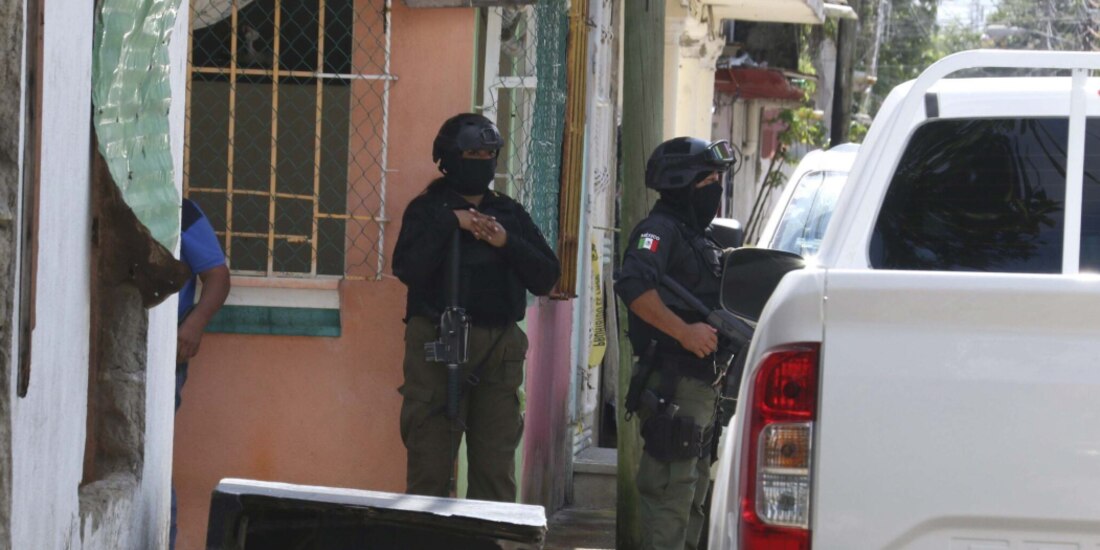 Autoridades custodian una fosa ilegal, en Villahermosa, el 6 de febrero.