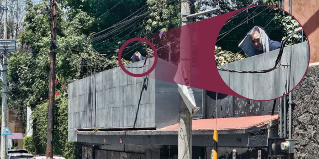 Un hombre, dentro del predio 240, suspendido, mira a La Razón, el jueves pasado.