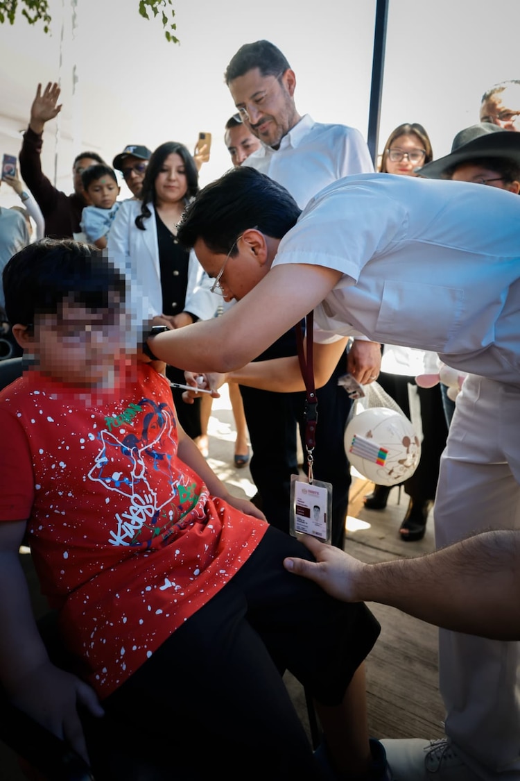 Martí Batres, director del ISSSTE, presencia la vacunación contra el sarampión.