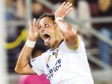 Hernández celebra uno de sus tantos del sábado, con el LA Galaxy.
