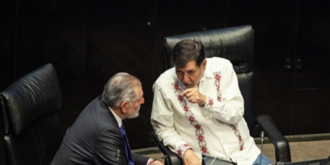 Adán Augusto López (izq.)y Gerardo Fernández (der.), ayer, en la Cámara alta.