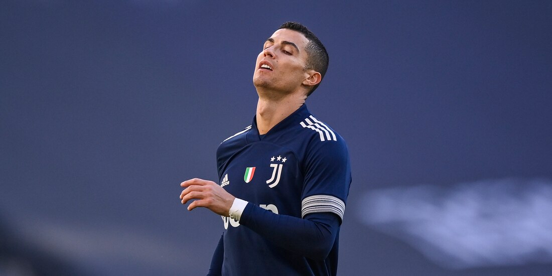 Cristiano Ronaldo lamenta una falla durante el juego entre Juventus y Bolonia