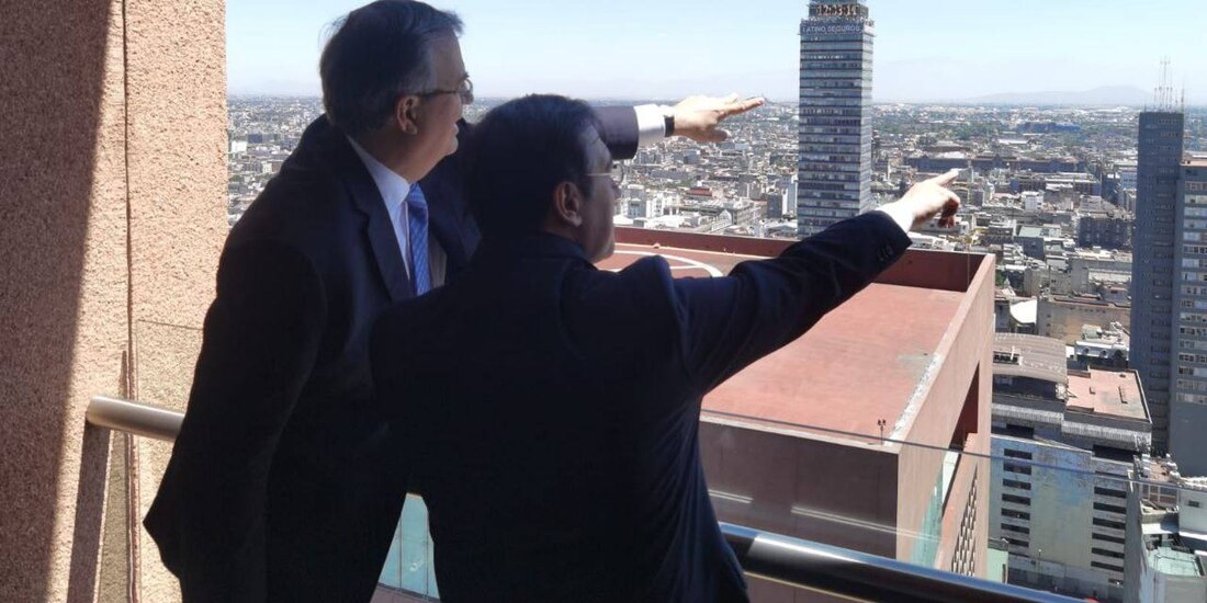 El canciller Ebrard, ayer, con su homólogo español Albares.