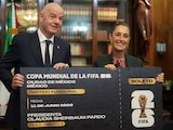 Infantino entrega a Sheinbaum el primer boleto para la inauguración del Mundial 2026.