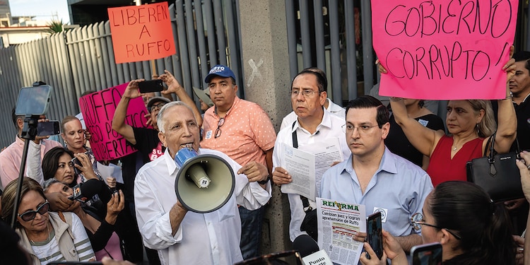 Manifestación afuera de la FGR de Tijuana, el lunes 20 de julio; exigen liberación de Ruffo.