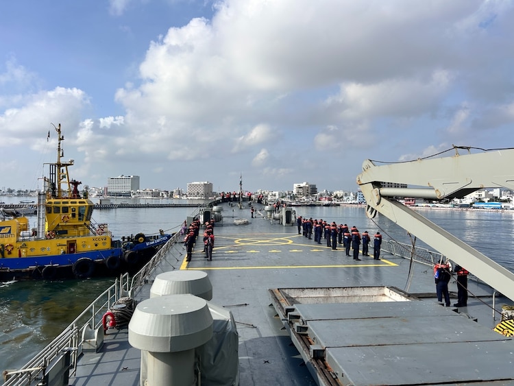 Marina concluye envío de ayuda humanitaria a Venezuela