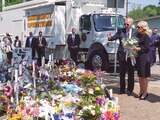 Junto a su esposa, Jill Biden, el mandatario deja unas flores en el memorial de la primaria.