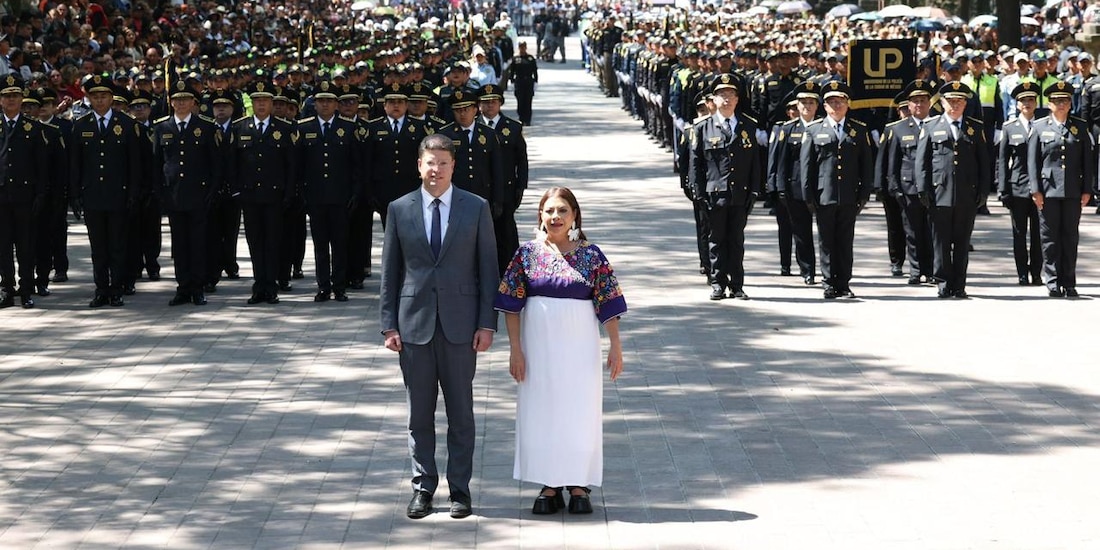 Clara Brugada, Jefa de Gobierno, y Pablo Vázquez Camacho, titular de la SSC, en la graduación de cadetes de la Universidad de la Policía.