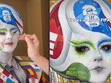 Aficionada convierte su cabeza en el balón del Mundial 2026.