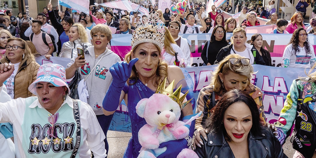 Manuela Reyes, de las Gardenias de Tepito, encabezó la marcha, ayer.