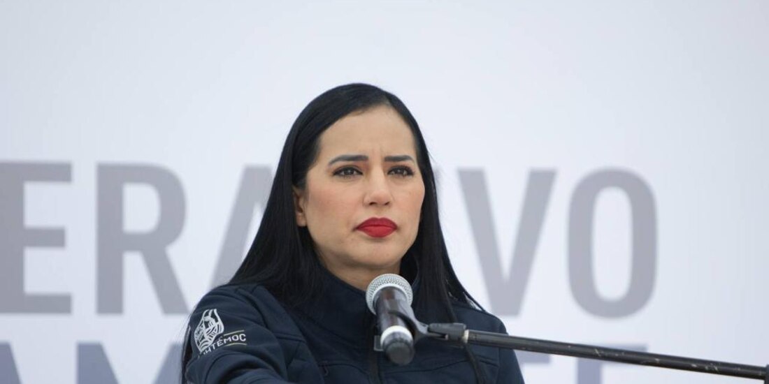 La alcaldesa de Cuauhtémoc, Sandra Cuevas, en conferencia de prensa, ayer.