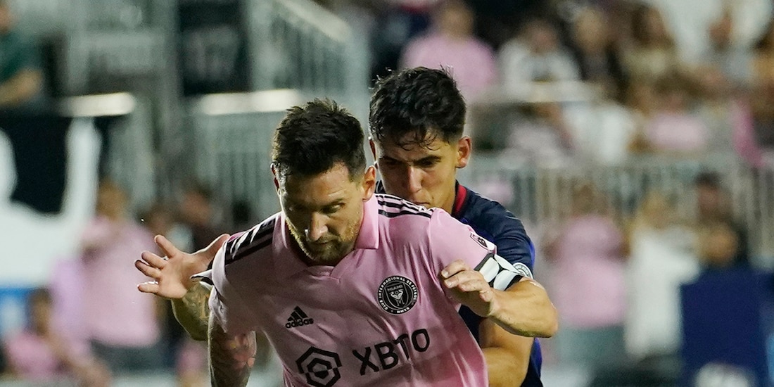 Lionel Messi conduce el esférico ante la marca de Rafael Guerrero en el partido entre Inter Miami y Cruz Azul en la Leagues Cup.