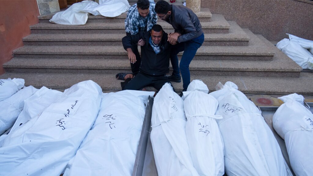 Palestinos lloran a sus muertos, el 3 de diciembre, tras el ataque al hospital de Khan Yunis.