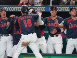 Shohei Ohtani (de espaldas) celebra con sus compañeros de Japón luego de batear un jonrón en el Clásico Mundial de Beisbol 2026