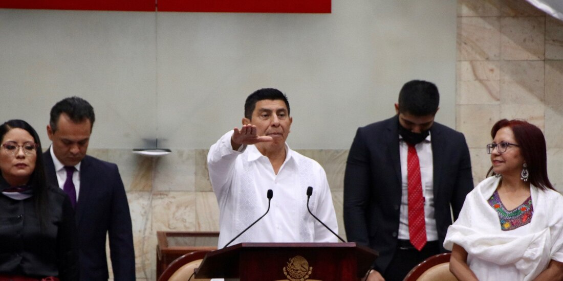 Salomón Jara Cruz, al momento de rendir protesta ante el pleno del Congreso de Oaxaca, ayer.
